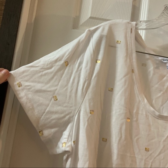 Boutique + White Camera Print Short Sleeve Tee 1X - Picture 4 of 11